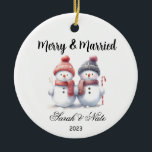 Décoration En Céramique Couples Snowman Merry & Mariage marié<br><div class="desc">Joyeux et marié Snowman Couples Ornement. Un design sympa pour se souvenir de votre événement spécial pour votre arbre de vacances !</div>