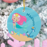 Décoration En Céramique Cute Mermaid Girl Beach Anniversaire Fête Personna<br><div class="desc">Un joli cadeau de Noël aux sirènes sur mesure qui présente une adorable fille aux cheveux roses avec une queue turquoise cool nageant à côté de superbes coquillages dans l'océan. Cool présent pour une fille de plage qui aime nager.</div>