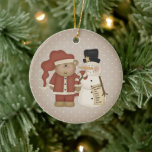 Décoration En Céramique Cute Pays Père Noël Ours Et Snowman Personnalisé<br><div class="desc">Ours en peluche géant habillé en Père Noël avec son ami le bonhomme de neige qui l'aide avec la liste Naughty or Nice. Il a un arrière - plan de pois clair et blanc. Peut être personnalisé à l'envers avec le nom de votre enfant et l'année.</div>