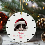 Décoration En Céramique Cute Tuxedo Chat Santa Hat Empreinte de patte pers<br><div class="desc">Chérissez votre ami félin avec notre Cat Personnalisé Tuxedo Empreinte de patte en céramique Ornement. Cet ornement personnalisé présente un adorable design empreinte de patte de chat tuxedo, ce qui en fait un parfait souvenir pour les amoureux de les chats. Conçu avec soin, il ajoute une touche d'élégance à vos...</div>
