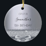 Décoration En Céramique Décor 18e anniversaire Arc brillant argent arc mét<br><div class="desc">Moderne, élégant et séduisant pour la fête du 18e anniversaire d'une fille. Un arrière - plan métallique faux argent avec un élégant faux arc argenté, ruban et étincelant. Le nom est écrit avec un script de style moderne en lettres de main noire. Modèle pour une date (date de naissance ou...</div>