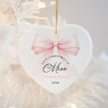 Décoration En Céramique Dernier Noël comme une Miss - Bow<br><div class="desc">Célébrez votre dernier Noël comme une Miss avec cet ornement élégant et minimaliste. Doté d'un arc rose chic et de polices sophistiquées, cet ornement est parfait pour les épouses qui préparent leur prochain chapitre. Accrochez-le fièrement sur votre arbre comme un beau rappel de votre saison fiançailles et des moments magiques...</div>