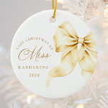 Décoration En Céramique Dernier Noël comme une Miss - Ruban d'or<br><div class="desc">Célébrez votre dernier Noël comme une Miss avec cet ornement élégant et minimaliste. Doté d'un arc en or luxueux et de polices sophistiquées, cet ornement est parfait pour les épouses qui se préparent pour leur prochain chapitre. Accrochez-le fièrement sur votre arbre comme un beau rappel de votre saison fiançailles et...</div>