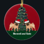 Décoration En Céramique Deux Chiens de Noël Carlins à Santa Hat Cute Custo<br><div class="desc">Ce magnifique ornement de Noël monogrammé présente un mignon carlin portant un casquette du Père Noël devant un joli sapin de Noël orné de décorations colorées. Personnalisez avec un nom de propriétaire d'animal de compagnie dans jolie cursive sous le magnifique dessin.</div>
