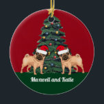 Décoration En Céramique Deux Chiens de Noël Carlins à Santa Hat Cute Custo<br><div class="desc">Ce magnifique ornement de Noël monogrammé présente un mignon carlin portant un casquette du Père Noël devant un joli sapin de Noël orné de décorations colorées. Personnalisez avec un nom de propriétaire d'animal de compagnie dans jolie cursive sous le magnifique dessin.</div>