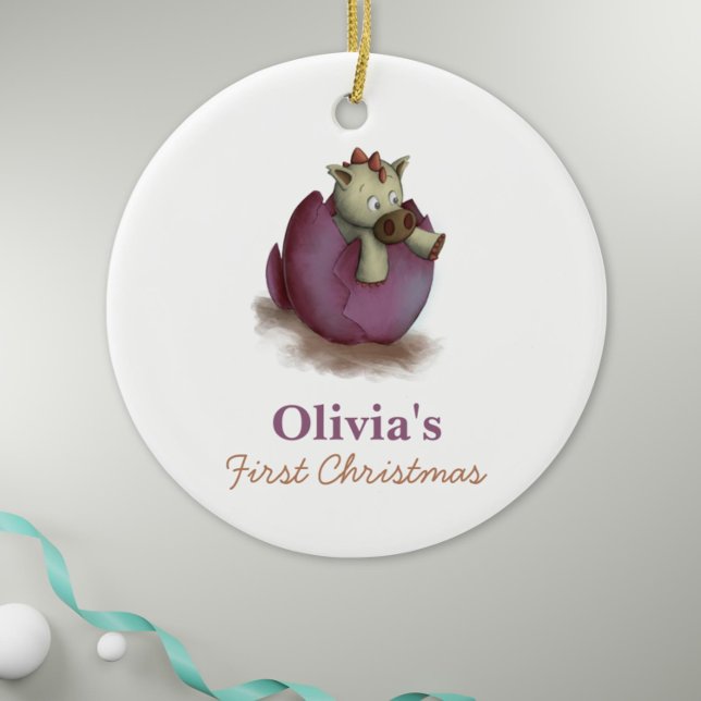 Décoration En Céramique Dinosaure violet éclosion bébé fille premier Noël (Baby girl first christmas ornament with a dinosaur hatching illustration)