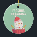 Décoration En Céramique Drôle Frosting The Snowman Christmas Cupcake<br><div class="desc">Un titre amusant de jeu de mots de Noël qui dit "Frosting the snowman" avec l'illustration d'un mignon bonhomme de neige avec le chapeau de Père Noël givrant,  des arroses et des biscuits bras. Design adorable parfait pour les amateurs de douceur.</div>
