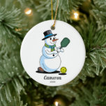 Décoration En Céramique Drôle Pickleball Snowman, Ajouter Photo & Texte Pe<br><div class="desc">Un ornement de Noël de pickleball super amusant avec un bonhomme de neige qui joue au pickleball. Ajoutez votre texte personnalisé à la photo avant et à la photo du joueur de pickleball à l'arrière. Faites le cadeau de vacances parfait pour votre partenaire de pickleball, père Noël secret, entraîneur, coordinateur...</div>