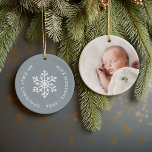 Décoration En Céramique Dusty Blue Winter Snowflake First Christmas Photo<br><div class="desc">Un ornement de vacances en céramique personnalisé avec la photo de votre bébé et le texte personnalisé "Mon premier Noël". Ce design de vacances simple et moderne présente un flocon de neige blanc sur un arrière - plan bleu poussiéreux. Utilisez les outils de conception pour choisir n'importe quelle couleur arrière...</div>