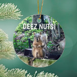Décoration En Céramique Écureuil Drôle Deez Nuts Humour Inapproprié Photo<br><div class="desc">DEEZ NUTS ! Un écureuil hilarant joue avec des mots qui plaisantent sur ses noix. Cadeau de Noël humour brut pour un adulte. Faites rire vos amis avec cette citation pop culture.</div>