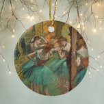 Décoration En Céramique Edgar Degas Danseuses Impressionniste rose et vert<br><div class="desc">Beau art vintage du célèbre peintre Edgar Degas,  un de mes artistes impressionnistes préférés. Il dispose d'un groupe de jolies ballerines en tutus verts avec des toupies roses avant d'aller danser le ballet. Beau cadeau de danseuse de ballet.</div>