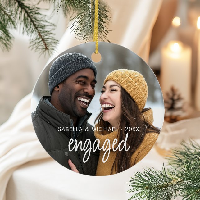 Décoration En Céramique Élégant Script moderne Engagé Couple Photo (Modern and simple engaged couple personalized photo hanging ornament with names and date)
