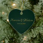 Décoration En Céramique Elégante couleur vert pin foncé date du nom du cou<br><div class="desc">Elégant pin foncé vert coutume nom du couple date Coeur Noël Céramique Ornement. Design élégant, classique et minimaliste. Texte en faux or personnalisé sur pin foncé vert solide arrière - plan uni</div>