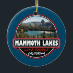 Décoration En Céramique Emblème d'art de voyage de Mammoth Lakes Californi<br><div class="desc">Le design artistique de Mammoth Lakes présente la ville dans les montagnes de la Sierra Nevada en Californie. Il est connu pour les domaines skiables de Mammoth Mountain et June Mountain et les sentiers voisins.</div>