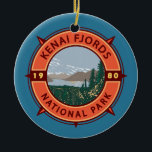 Décoration En Céramique Emblème de compass rétro du parc national Kenai Fj<br><div class="desc">Design vectoriel Kenai Fjords. Le parc est un parc national américain qui entretient le champ de glace Harding,  ses glaciers débordants,  ses fjords côtiers et ses îles.</div>
