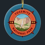 Décoration En Céramique Emblème de compass rétro du parc national Yosemite<br><div class="desc">Design d'illustration vectorielle de Yosemite. Le parc est célèbre pour ses séquoias géants et anciens,  et pour Tunnel View,  la vue iconique de Bridalveil Fall et les falaises de granit d'El Capitan et Half Dome.</div>