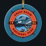 Décoration En Céramique Emblème de la boussole rétro du parc national du G<br><div class="desc">Grande conception vectorielle du bassin. Le parc se trouve dans le désert du Grand Bassin et abrite la plupart des montagnes du Serpent du Sud.</div>