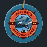 Décoration En Céramique Emblème de la boussole rétro du parc national du G<br><div class="desc">Grande conception vectorielle du bassin. Le parc se trouve dans le désert du Grand Bassin et abrite la plupart des montagnes du Serpent du Sud.</div>