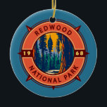 Décoration En Céramique Emblème de la boussole rétro du parc national Redw<br><div class="desc">Design d'illustration vectorielle de séquoia. Le parc protège de vastes prairies,  des forêts de chênes,  des rivières sauvages et 60 miles de côtes accidentées.</div>