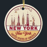 Décoration En Céramique Emblème Skyline de New York<br><div class="desc">Le design minimaliste et coloré de New York City présente des monuments et des monuments de la ville à New York.</div>