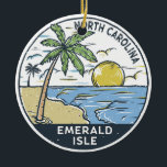 Décoration En Céramique Emerald Isle Caroline du Nord Vintage<br><div class="desc">Illustration dessinée à la main par Emerald Isle avec palmiers et vagues dans l'arrière - plan. Parfait pour tous ceux qui aiment visiter Emerald Isle.</div>