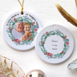 Décoration En Céramique En Mémoire Amoureuse Photo Pine Cone Wreath Cérami<br><div class="desc">Dans l'ornement de Noël en Mémoire d'amour que vous pouvez personnaliser avec votre propre photo et votre propre libellé. Le design comprend une typographie manuscrite et une couronne de pin avec verdure d'hiver, cadeau, rose et saint. Le modèle est mis en place pour vous d'ajouter votre photo sur le devant...</div>