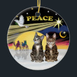 Décoration En Céramique Étoile de Noël - Deux chats tabby (AmSH)<br><div class="desc">Une colombe de Noël de la paix flotte à la lumière de l'étoile de Bethléem, tandis que deux chats Tabby s'assoient et regardent trois hommes sages se rendre à Bethléem.</div>