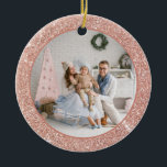 Décoration En Céramique Faux Rose Gold Parties scintillant Famille Photo N<br><div class="desc">Ajoutez éclat et éclat à votre sapin de Noël avec cet ornement de Noël familial et festif. Il dispose d'une parties scintillant en or faux rose avec typographie classique. Personnalisez en ajoutant des photos, des salutations de vacances, une signature d'année et de famille. Mettez en vedette votre photo préférée avec...</div>