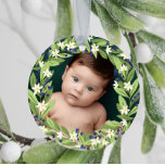 Décoration En Céramique Floral Bleu Berries Verdure Wreath Photo<br><div class="desc">Beau ornement de Noël fleuri avec votre photo à l'intérieur d'une couronne de baies fleurie de vert sauge,  fleurs blanches et baies bleues. Ajoutez le nom de votre bébé et l'année à l'arrière.</div>