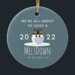 Décoration En Céramique Funny Christmas 2021 Snowman Meltdown Personnalisé<br><div class="desc">Mettez un sourire sur les visages de vos amis et de votre famille avec cet amusant ornement en céramique de Noël 2021 Snowman Meltdown. Il ajoutera un peu d'humour aux fêtes car nous sommes tous stressés par la pandémie de Covid-19 et les virus mutant. Le design est de part et...</div>