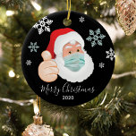 Décoration En Céramique Funny Masqué Père Noël Noël commémoratif<br><div class="desc">Un ornement commémoratif de Noël pour marquer une année à retenir! Avec un Santa Claus masqué avec des flocons de neige,  'Joyeux Noël' dans le texte du script de calligraphie et l'année. Au verso,  vous pouvez personnaliser votre ornement de Noël avec votre nom de famille.</div>