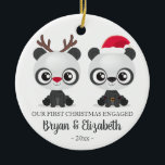Décoration En Céramique Funny Pandas premier Noël engagé photo personnalis<br><div class="desc">Premier Noël engagé ou marié ou ensemble ornement avec deux pandas amusants portant le chapeau de Père Noël et le renne de nez rouge Rudolph. Personnalisé avec vos noms et photo (à l'arrière). C'est une excellente idée cadeau pour les couples,  les nouveaux engagés,  les nouveaux mariés,  ... </div>