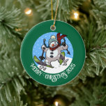 Décoration En Céramique Funny Snowman Joyeux Noël Ajouter L'Année Caricatu<br><div class="desc">Un joli ornement de bonhomme de neige pour ton sapin de Noël. Utilisez "Personnalisez ce modèle" pour modifier le texte ou l'année et faire un cadeau de Noël customisé unique. La décoration arborée est composée d'une caricature fantaisiste d'un bonhomme de neige excité avec un nez de carotte, descendant en chute...</div>