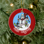Décoration En Céramique Funny Snowman Joyeux Noël ! Dessin de ski<br><div class="desc">Un joyeux bonhomme de neige sur un ornement en céramique pour votre sapin de Noël. Utilisez "Personnalisez ce modèle" pour modifier le texte "Joyeux Noël !" et créer un cadeau unique et customisé. Doté d'un mignon bonhomme de neige avec un nez de carotte et les yeux de charbon, en descendant...</div>