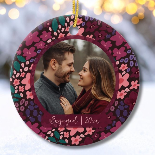 Décoration En Céramique Garde-mémoire élégant de photo de fiançailles de s (Engaged Holiday Photo Ornament Keepsake)