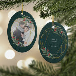 Décoration En Céramique Gemstone | Photo<br><div class="desc">L'élégante décoration de Noël est ornée d'une photo préférée entourée d'un cadre géométrique ovale de feuille d'or imitant le feuillage vert aquarelle et les baies rouges. Ajoutez vos noms et l'année,  ou un message personnalisé,  à l'envers dans un cadre géométrique délicat assorti.</div>