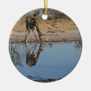 DÉCORATION EN CÉRAMIQUE GIRAFFE PRENANT UN VERRE REFLECHI