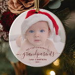 Décoration En Céramique Grand-parents First Christmas Photo Red Script<br><div class="desc">Aidez-les à célébrer leur premier petit-enfant avec ce magnifique ornement moderne de gardiens. Le texte rouge bordeaux dit "Notre premier Noël en tant que grands-parents", avec le mot "grands-parents" dans un élégant script d'écriture manuscrite avec des fioritures avant et après. Remplacez facilement l'image de l'échantillon par votre photo préférée du...</div>