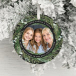 Décoration En Céramique Grandmère feuillage de la couronne photo Noël noir<br><div class="desc">Grand-mère feuillage moderne couronne Joyeux script de Noël Noël Noël ornement photo de Noël. L'eucalyptus peint à la main, le feuillage minimal et la couronne de rotin rustique moderne ainsi que les feuilles de papier peint donnent à cette carte de vacances une atmosphère luxueuse. Dans les verts, les bruns et...</div>