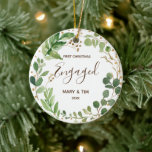 Décoration En Céramique Greenary First Christmas Engagé Ornament Cadeau<br><div class="desc">Cadeau d'ornement engagé Greenary First Christmas Personnalisé avec votre propre nom,  événement et année!</div>