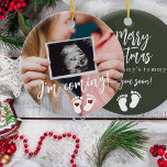 Décoration En Céramique Grossesse Joyeux Noël bébé échographie photo<br><div class="desc">Moderne et drôle Je viens voir votre bientôt script,  empreintes et coeurs rouges nouveau bébé s'attendant à gardienne Joyeux Noël de l'ornement de mammy d'arbre vert foncé avec votre photo d'échographie personnalisée.</div>