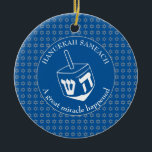 Décoration En Céramique HANOUKKA SAMEACH | Dreidel | Chanoukah<br><div class="desc">Ornement élégant HANOUKKA SAMEACH avec faux argent Star of David dans un motif carrelé et un grand dreidel blanc au centre. La couleur arrière - plan est le bleu de Tekhelet. Le texte indique HANOUKKA SAMEACH en haut et A GREAT MIRACLE HEUREUX en bas. Tous deux sont PERSONNALISABLES si vous...</div>