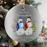 Décoration En Céramique Hanoukka Snowman Noël Notre premier Chrismukkah 2<br><div class="desc">Ce design a été créé par art numérique et peut être personnalisé dans la zone fournie ou customisée en changeant la photo ou en ajoutant vos propres mots. Contactez-moi à l'adresse colorflowcreations@gmail.com si vous souhaitez que ce design soit disponible sur un autre produit. Achetez ma peinture acrylique abstraite originale à...</div>