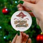 Décoration En Céramique Hobby de golf personnalisé Putt Pirates<br><div class="desc">Entrez dans le caractère et portez ce design de golf de pirate pour un plaisir de fournitures de golf. Il a un design graphique parfait pour les fans de pirates qui aiment s'amuser sur le terrain de golf. Ajoutez un nom en cliquant sur le bouton "Personnaliser"</div>