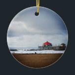 Décoration En Céramique Huntington Beach Pier, CA<br><div class="desc">Un matin d'hiver orageux à Huntington Beach,  Californie du Sud. Vue sur le Ruby's Diner au bout de la jetée,  ombre de l'île Catalina au loin,  et de grandes vagues qui en font un spot de surf populaire.</div>