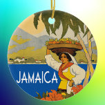 Décoration En Céramique Illustration du style de voyage vintage jamaïcain<br><div class="desc">Cette image colorée a été revisitée à partir d'une affiche de voyage vintage faisant la publicité de la Jamaïque dans les Caraïbes. Le nom Jamaica est ajouté dans une police Art déco rétro. La femme sur l'illustration porte un panier de fruits sur la tête, avec l'océan et les montagnes dans...</div>