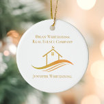 Décoration En Céramique Immobilier Société Gold House Realtor personnalisé<br><div class="desc">Cet ornement de Noël chic société immobilière est fait sur mesure avec votre nom de société immobilière et de mandataire. Ces élégants cadeaux de royaume doré présentent une jolie maison avec une girouette météo sur le dessus et des courbes élégantes en dessous pour une conférence professionnelle. Personnalisez cet objet commercial...</div>