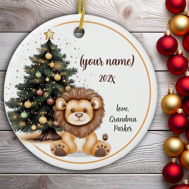 Décoration En Céramique Joli Lion bébé de Noël Personnalisé Enfants (Cute Christmas Baby Lion Personalized Kids Ceramic Ornament)