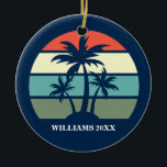 Décoration En Céramique Joli Palm Tree Blue Beach House Custom Christmas<br><div class="desc">Joli ornement de Noël familial d'été pour une maison de plage ou location de vacances sur l'île au bord de la mer.Caractéristiques de beaux palmiers devant un joli coucher de soleil sur le bleu profond. Cadeaux personnalisés parfaits pour une maison balnéaire.</div>