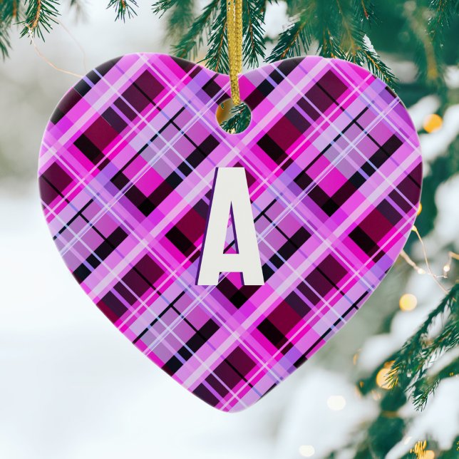 Décoration En Céramique Joli Pink Plaid Monogramme (A Christmas tree decoration with a pink plaid design, personalized with an initial as a monogram)